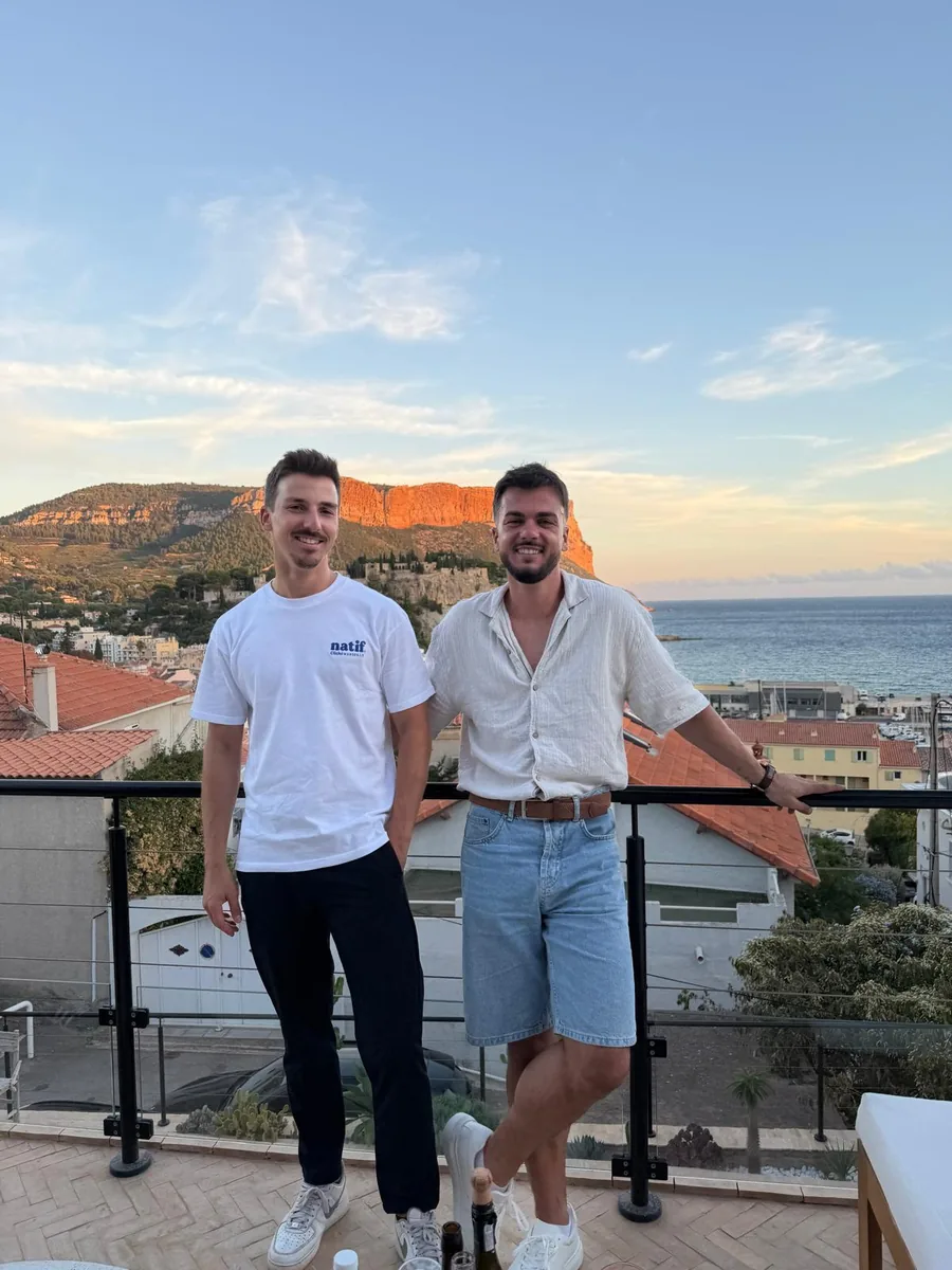 Benjamin et Valentin sur une terrasse face aux falaises de Cassis, au coucher du soleil
