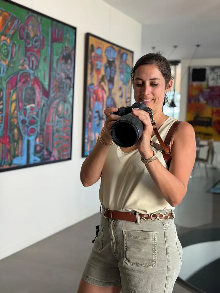 Marion Lucius, photographe, son appareil à la main dans une villa