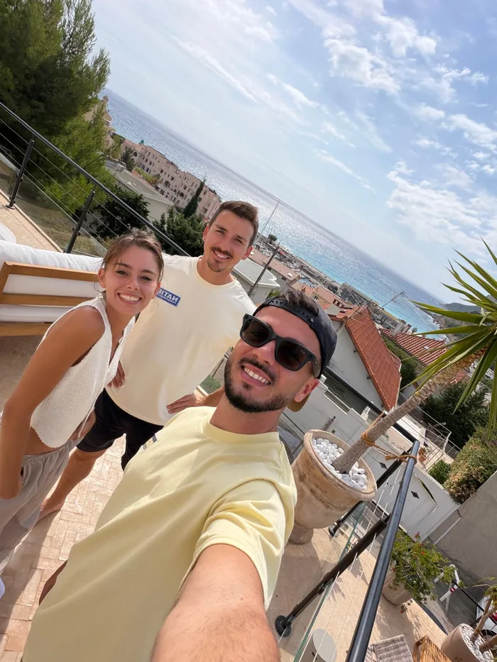 Benjamin, Valentin et Léna sur une terrasse à Cassis