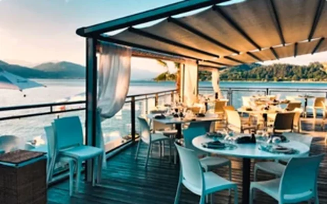 Une table dressée sur une terrasse en bord de mer