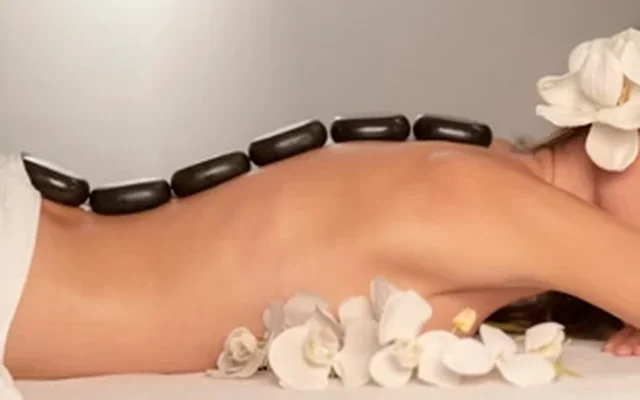 Un massage aux pierres chaudes
