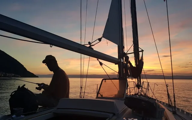 Un voilier au coucher du soleil