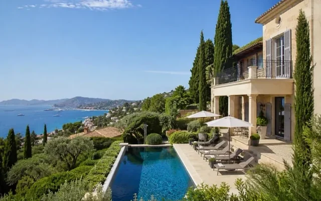 Une terrasse avec piscine face à la mer