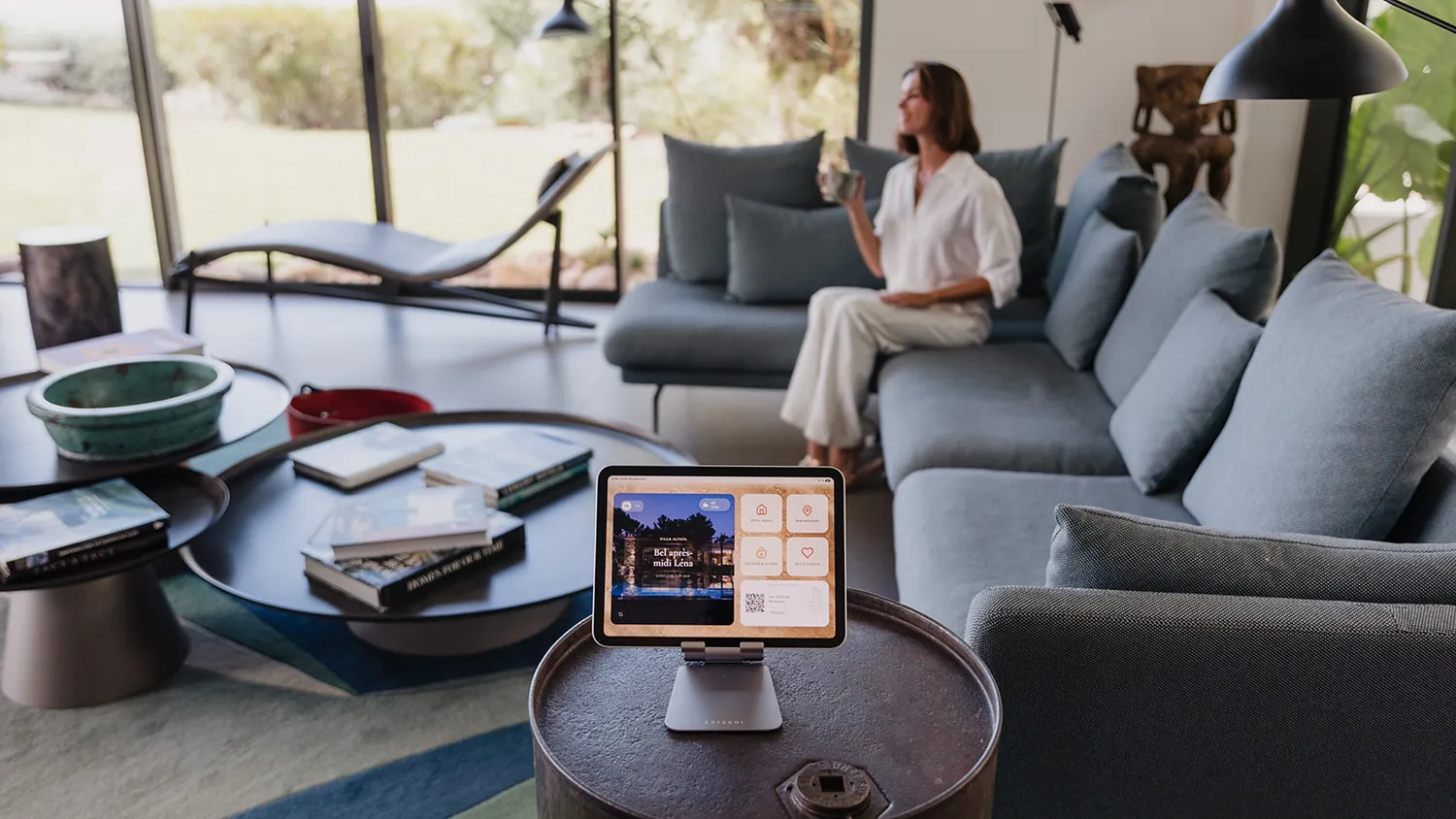 Le guide ByOhana sur sa tablette, dans un salon lumineux