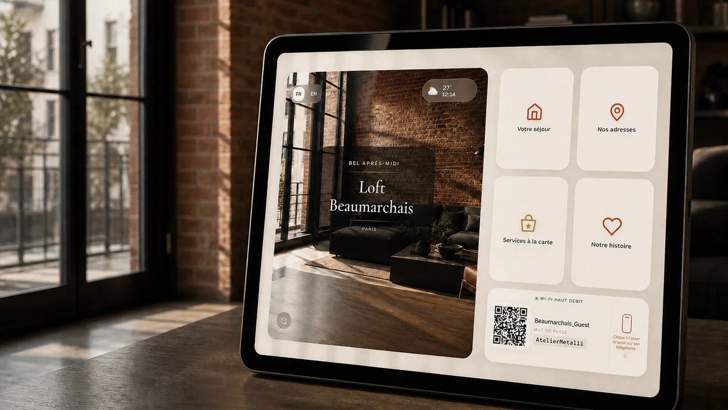 Guide d'accueil numérique ByOhana sur iPad, dans un loft de ville aux murs de brique