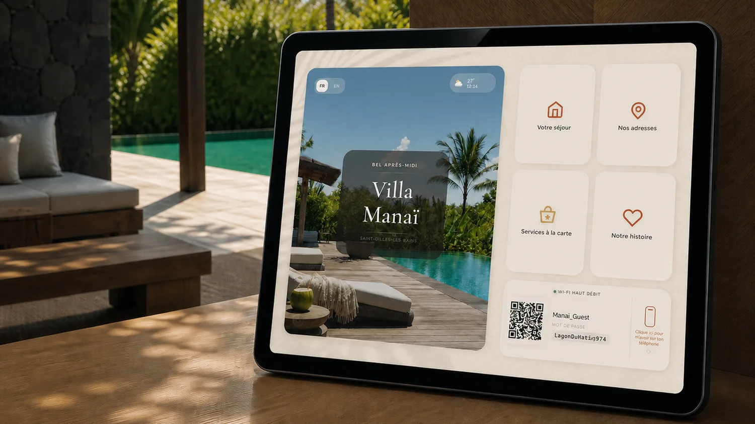 Guide d'accueil numérique ByOhana sur iPad, dans une villa tropicale au bord de la piscine