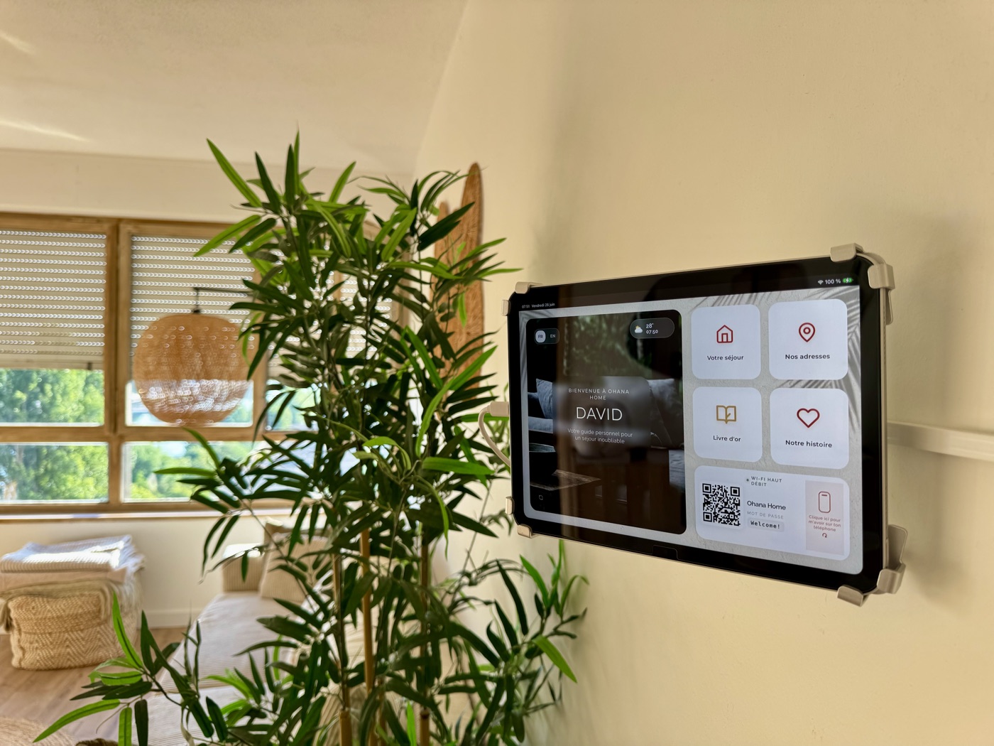 Tablette murale ByOhana installée chez un hôte : le guide d'accueil personnalisé affiché à l'écran